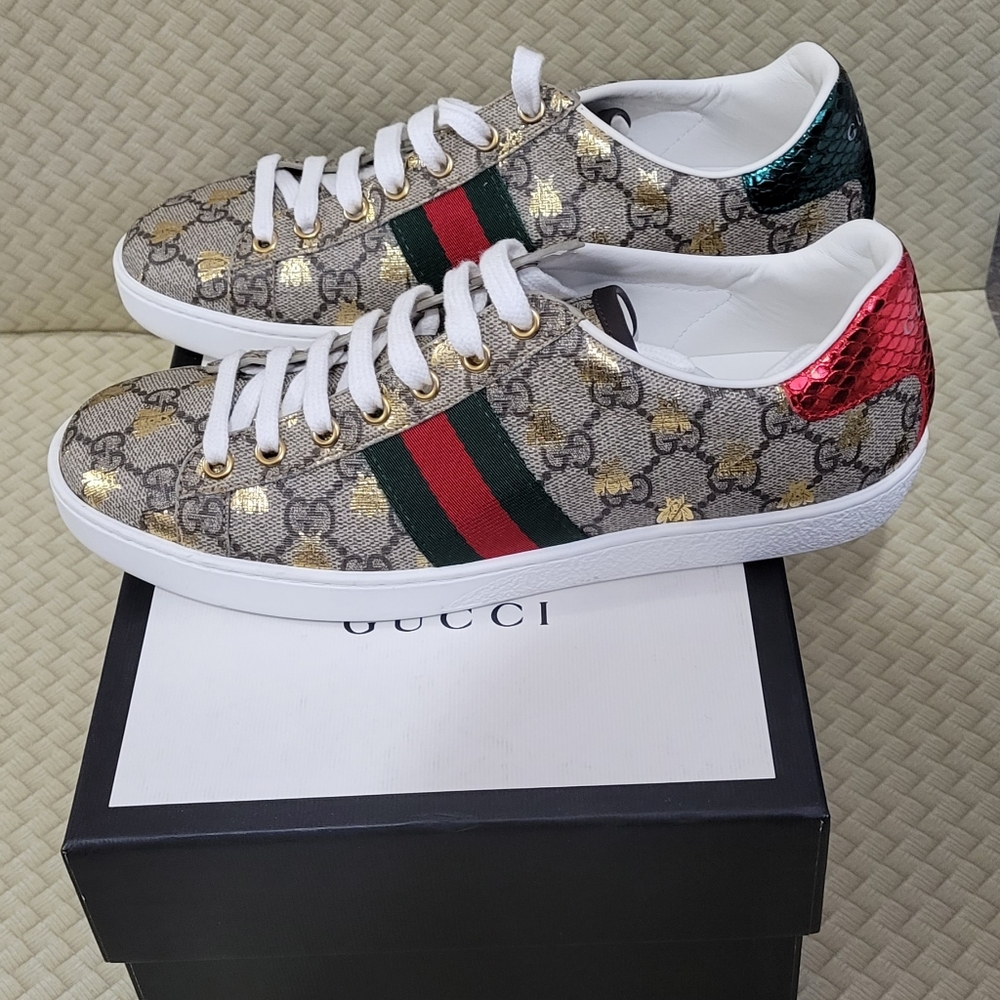 Gucci GG supreme low top ace with bees